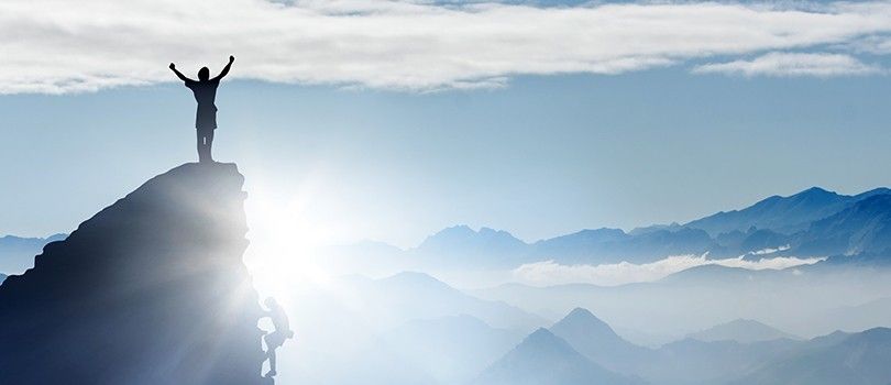 Mensch auf einer Bergspitze